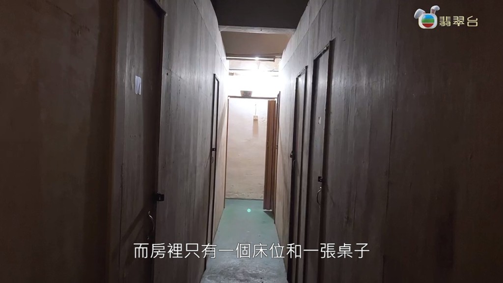 走廊及分間的劏房全以木板分隔，房內只能放一張床及一張枱。