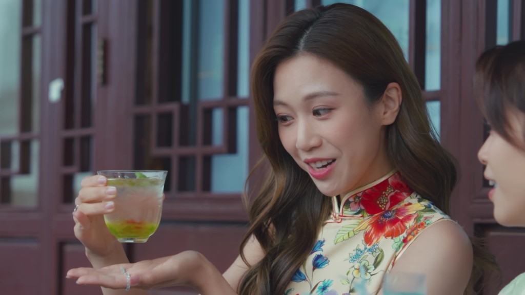 何沛珈品嚐雞尾酒。酒後勿駕駛。 何沛珈品嚐雞尾酒。酒後勿駕駛。