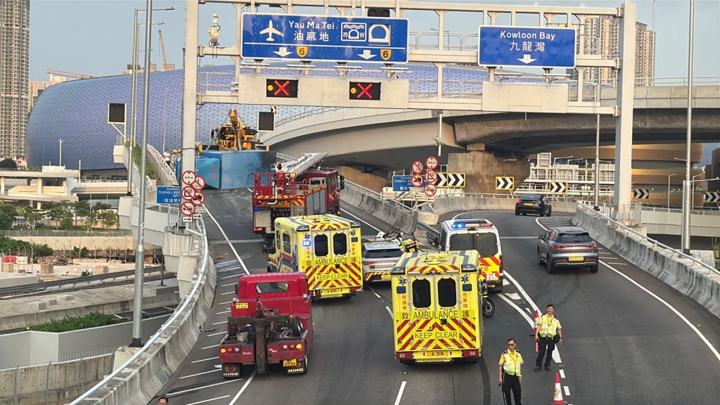 中九龍繞道貨車失事翻側 啟德交匯處油麻地段全封。 中九龍繞道貨車失事翻側 啟德交匯處油麻地段全封。