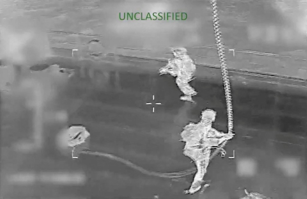 美發布黑白影片，顯示美軍游繩空降油輪甲板。路透社