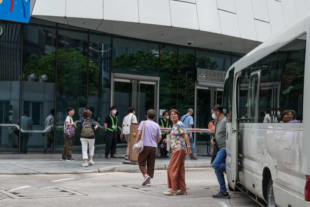 據入場業主透露,親身及授權出席的業主人數為414,佔全體屋苑總業權份數20.99%。 據入場業主透露,親身及授權出席的業主人數為414,佔全體屋苑總業權份數20.99%。