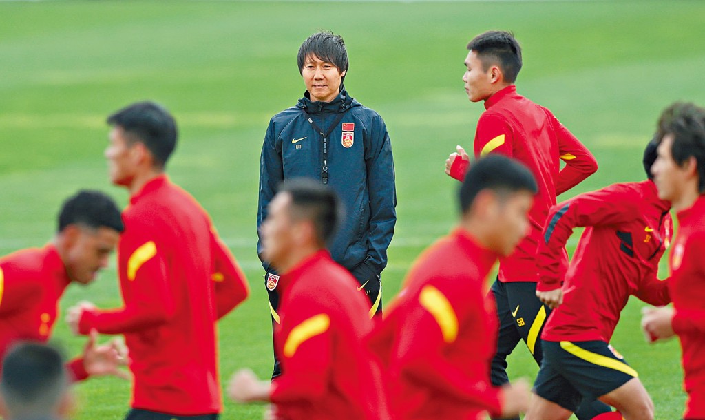 国足前主教练李铁（中）去年被调查，掀起足坛反腐风暴。