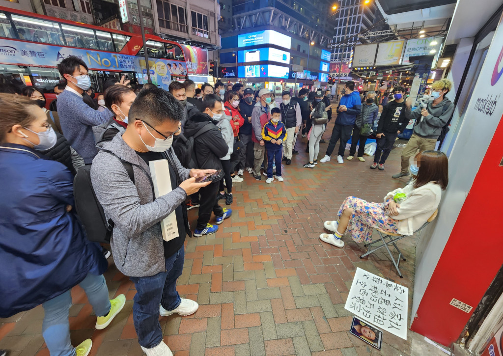 女子在旺角街頭聲稱要30萬元賣身葬父。(黃文威攝)