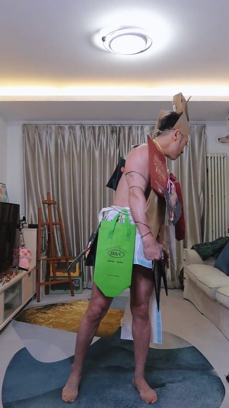 唐文龍日前半裸上身，並在身上掛滿紙袋，呼籲大家外出購物時自備購物袋。