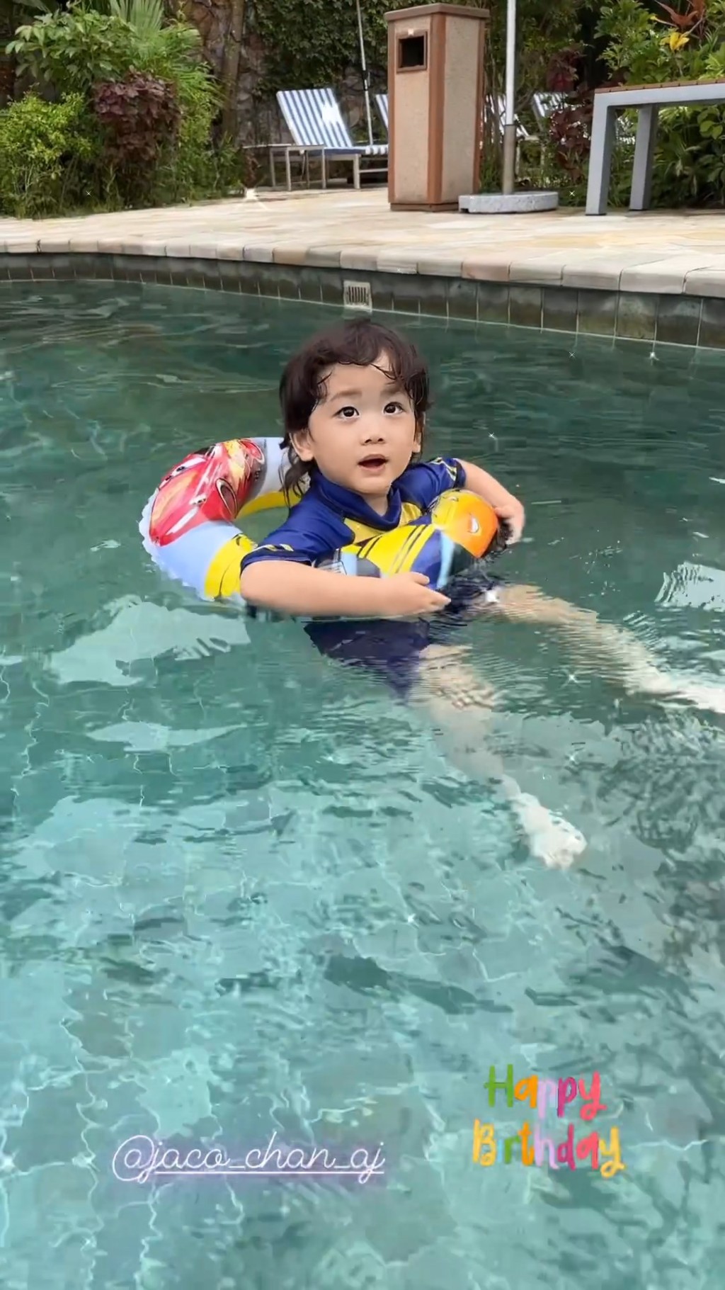 陈山聪带了Jaco去游泳。