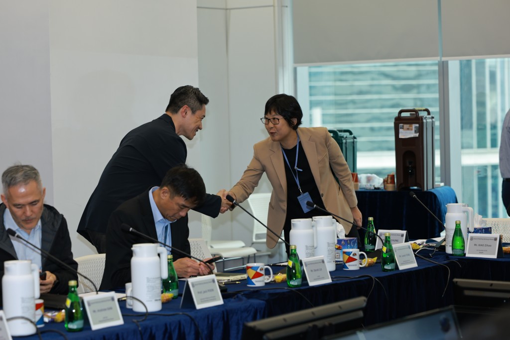 .警務處助理處長(刑事) 鍾詠敏女士(右一)歡迎專家顧問出席會議，感謝各界為智慧警政建設貢獻專業智慧。