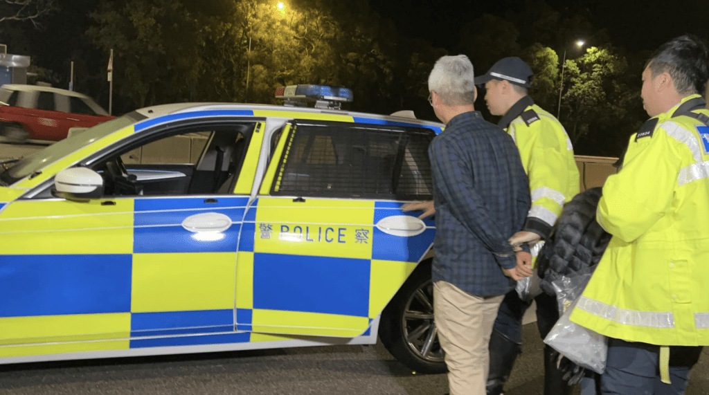 警方亦截查另一輛白色私家車，50歲姓林男司機報稱商人，「吹波波」錄得67微克，超出法定上限22微克，涉嫌「酒後駕駛」被捕。蔡楚輝攝