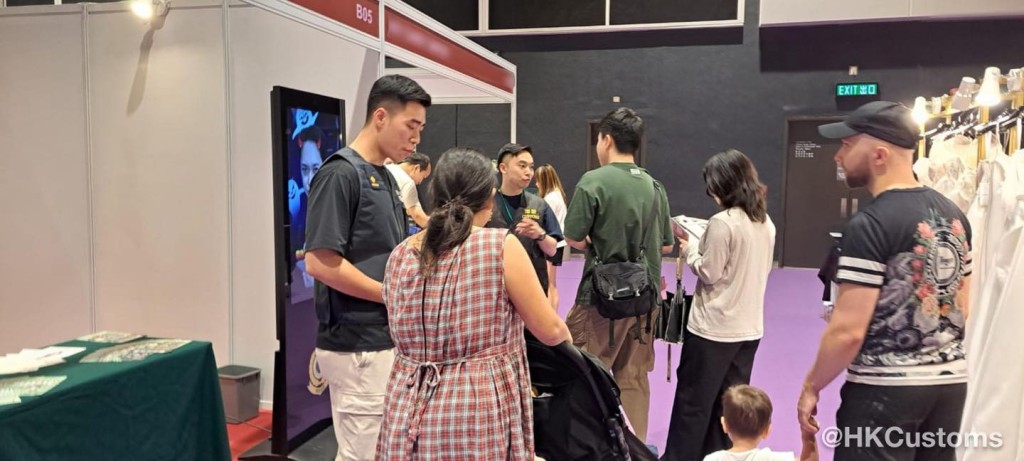 海關向市民派發傳單及播放宣傳影片,提醒購買婚禮預繳套餐要留神。 海關向市民派發傳單及播放宣傳影片,提醒購買婚禮預繳套餐要留神。