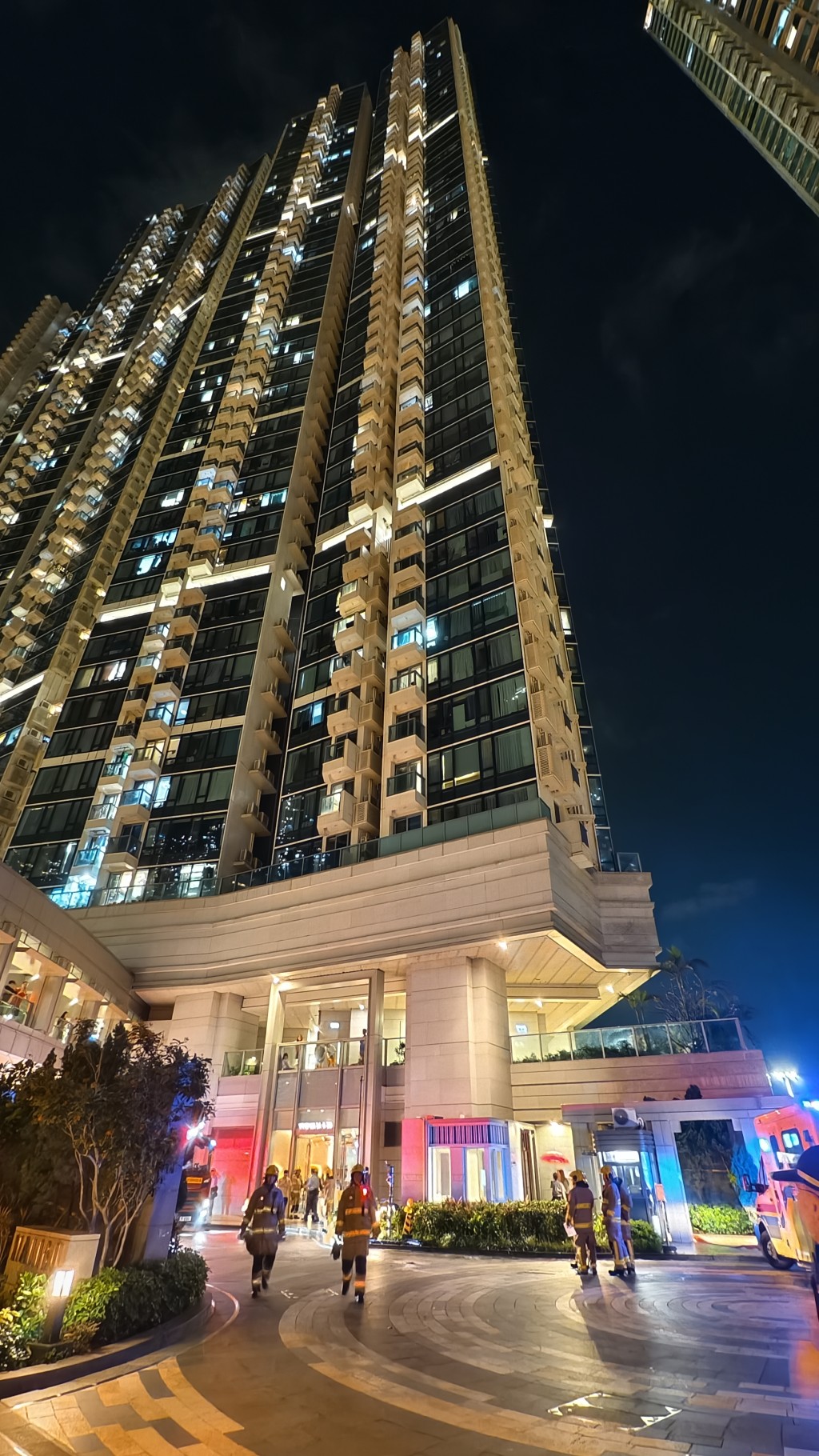 MALIBU第三座45樓防火層有水管爆裂。黃文威攝 MALIBU第三座45樓防火層有水管爆裂。黃文威攝