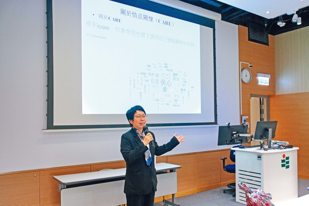 教大不同學系的導師依據關懷教學法的理念,進行十個課程的教學實驗,其中一個課程為「中文教學與情意關懷」。 教大不同學系的導師依據關懷教學法的理念,進行十個課程的教學實驗,其中一個課程為「中文教學與情意關懷」。