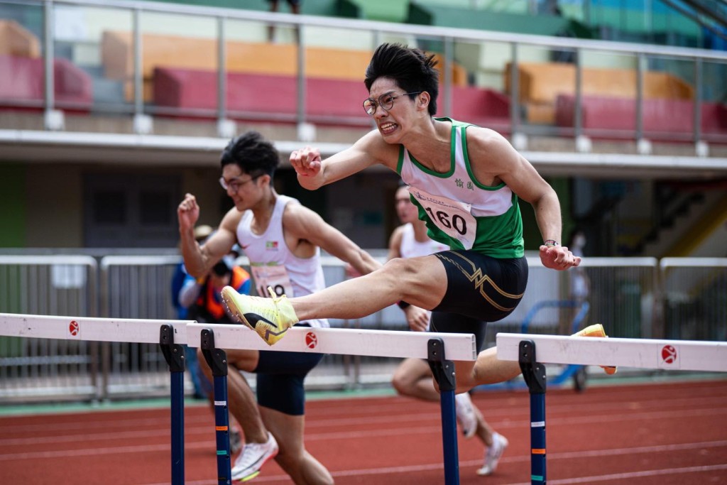張紹衡於男子公開組110米欄封王。香港田徑總會facebook圖片