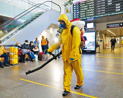 衞生人員周二在莫斯科列寧格勒火車站消毒。