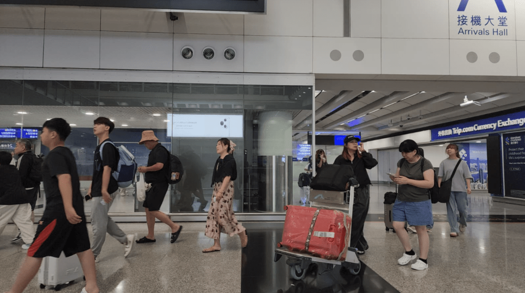 在地震發生時身處九州的港人旅客周二晚上順利返港，多人提及強震瞬間仍驚魂甫定。黎志偉攝