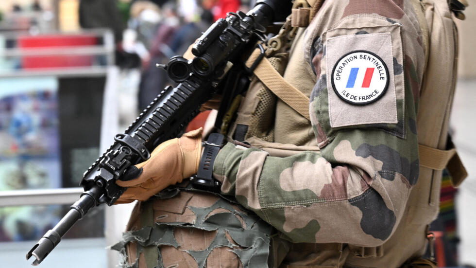 巴黎周邊有士兵巡守。網上圖片