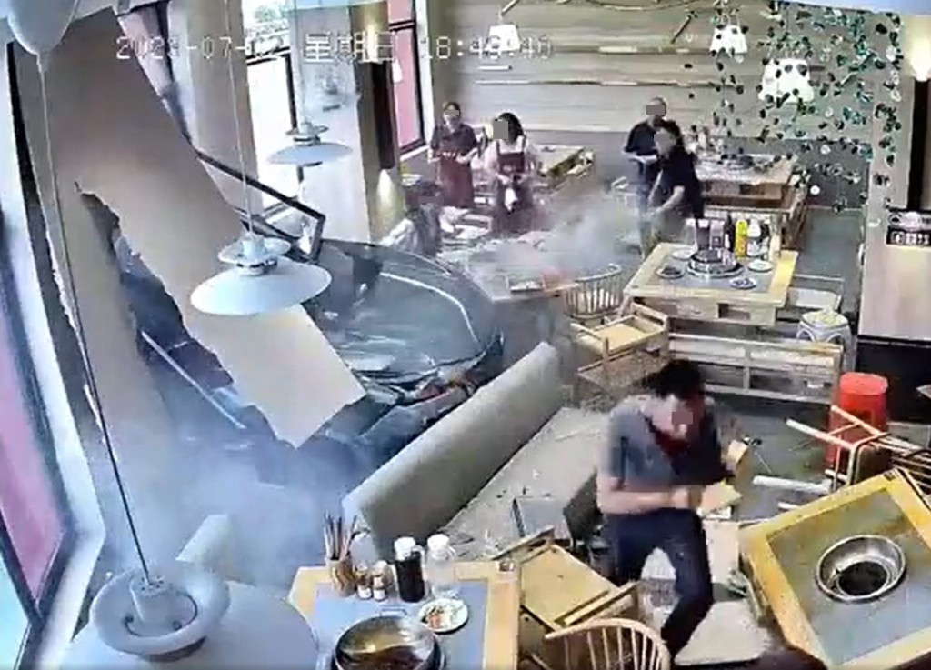 捱撞的男食客逃离现场。网上截图