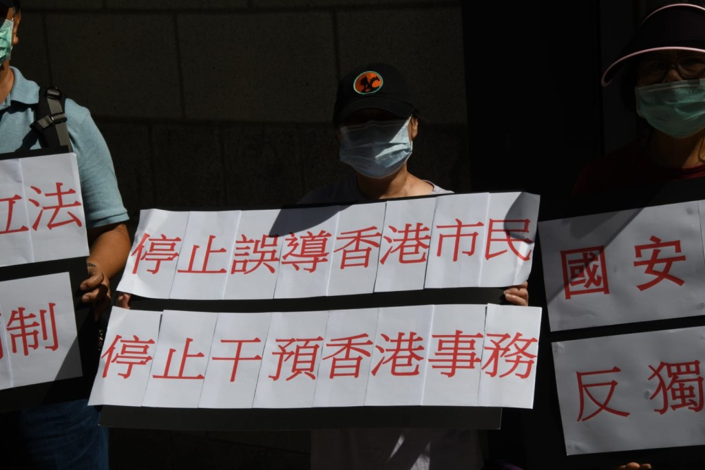 有市民在英國領事館外抗議英國干預香港問題。