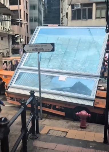 貨車載有玻璃窗等建築材料。fb 車cam L（香港群組）SH Hong影片截圖  