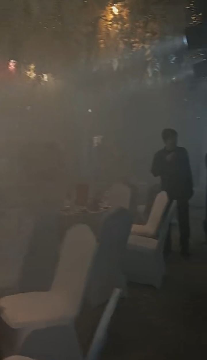 婚宴被浓烟充斥，新人及宾客起初以为是干冰效果。抖音