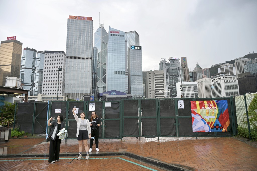 市民到場拍照。 市民到場拍照。