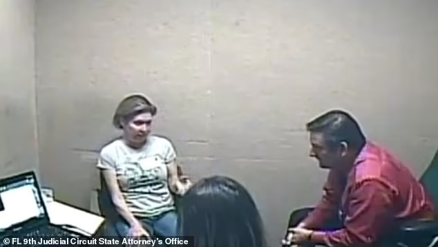 女被告接受盤問時所攝片段。網圖 女被告接受盤問時所攝片段。網圖