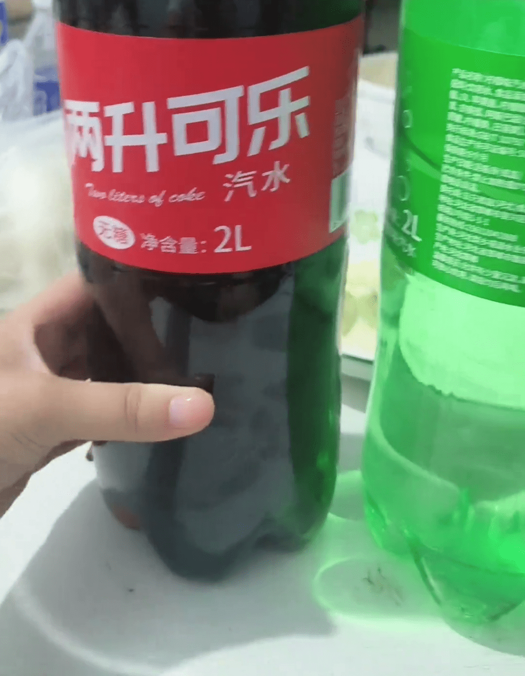 女網友拍片分享老爺5蚊買的「兩升可樂」和「汽碧」,笑到停不了。 抖音 女網友拍片分享老爺5蚊買的「兩升可樂」和「汽碧」,笑到停不了。 抖音