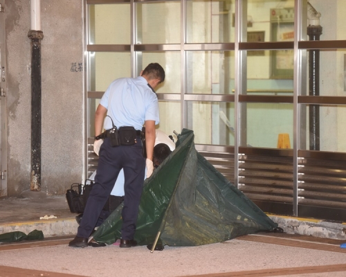 警方以帳篷遮蓋死者遺體。