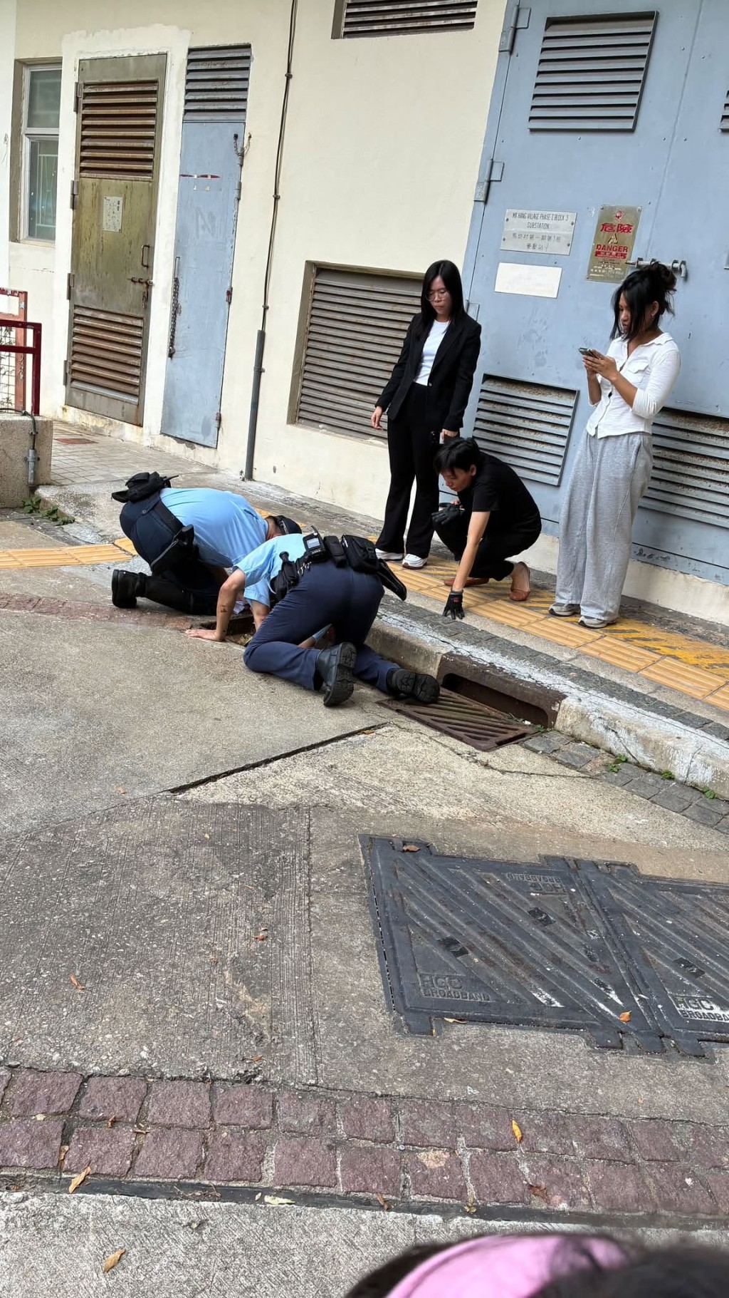 數名警員與消防員趴在渠口,嘗試尋找貓蹤。fb「赤柱街坊八1八」Maria Siu圖片 數名警員與消防員趴在渠口,嘗試尋找貓蹤。fb「赤柱街坊八1八」Maria Siu圖片