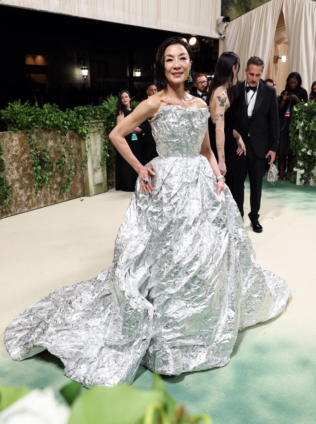 杨紫琼今年出席奥斯卡颁奖典礼、Met Gala等大型活动，身为品牌大使的她均着上Balenciaga晚装现身。