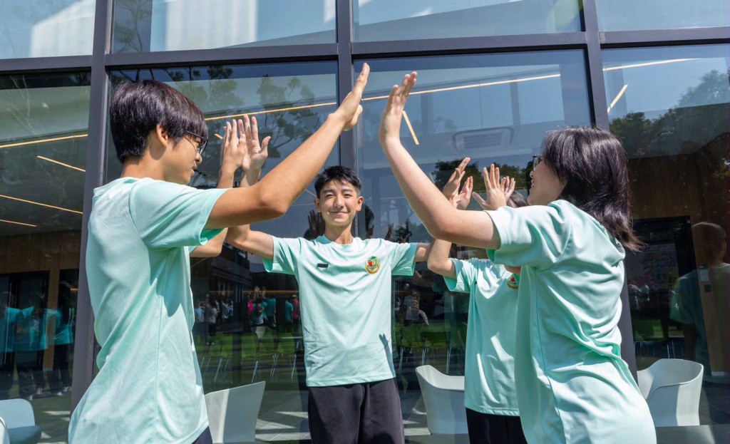 海關青年領袖團今日（12日）聯同多個青少年制服團隊參與《國安 Power Up，開心「營」回歸》，一同傳遞國家安全訊息。香港海關FB圖片