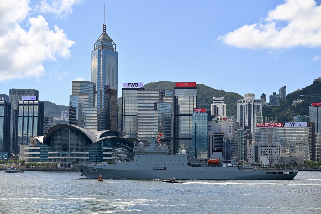 解放軍海軍戚繼光艦及沂蒙山艦今早10時許經過維港。劉駿軒攝