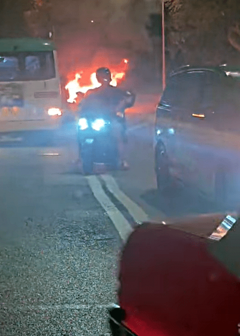 肇事汽車火光熊熊。網圖