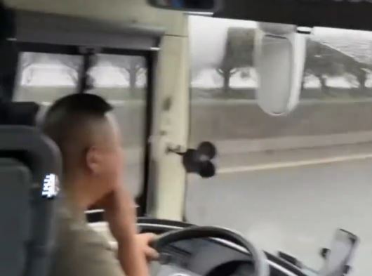 趙雄帶家族34人坐旅遊巴，由青海自駕到雲南過年成為佳話。