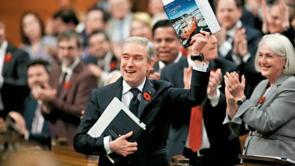 加拿大財長商鵬飛在國會展示財政預算案冊子。 路透社