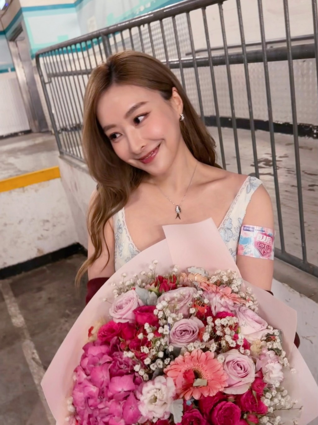 現年36歲的藝人陳瀅（Jeannie）自出道以來憑甜美外形備受關注，但初入行的她因為壓力及工作日夜顛倒，但也曾因天生易胖體質與水腫問題飽受網民議論。