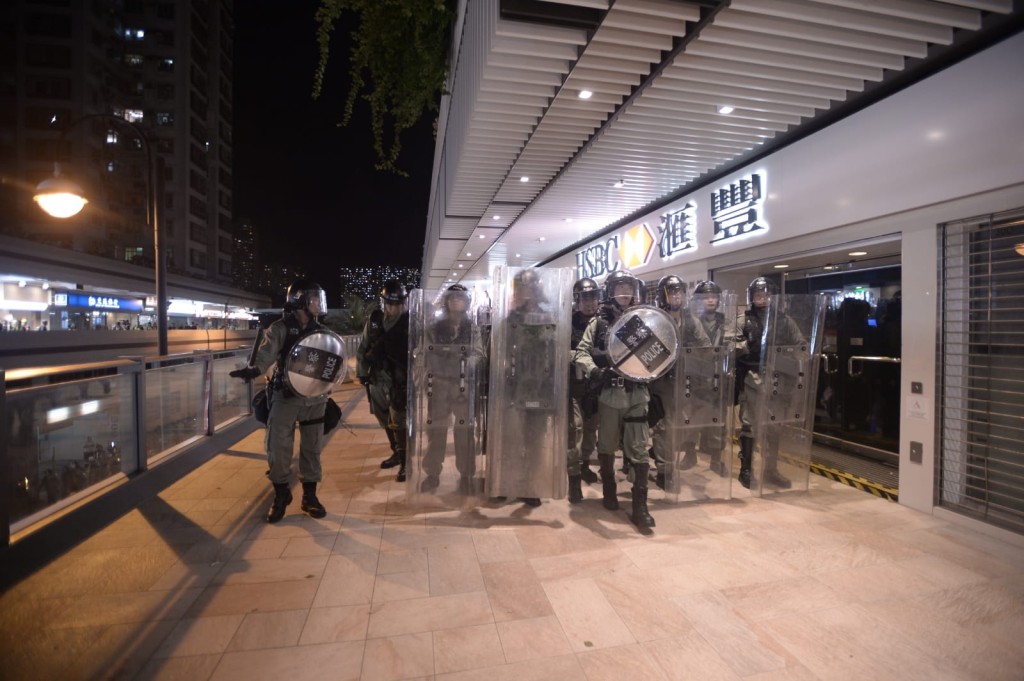 防暴警察驅趕示威者