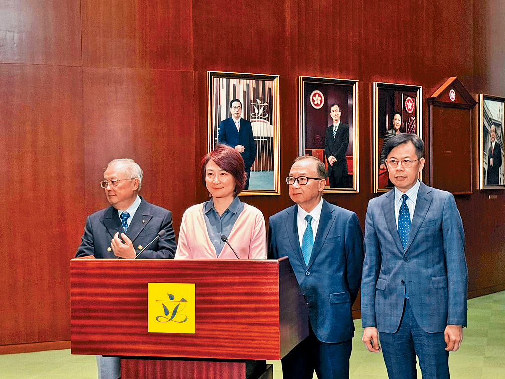 李慧琼昨午宣布，經審慎考慮所有因素，決定撤回動議告別議案。