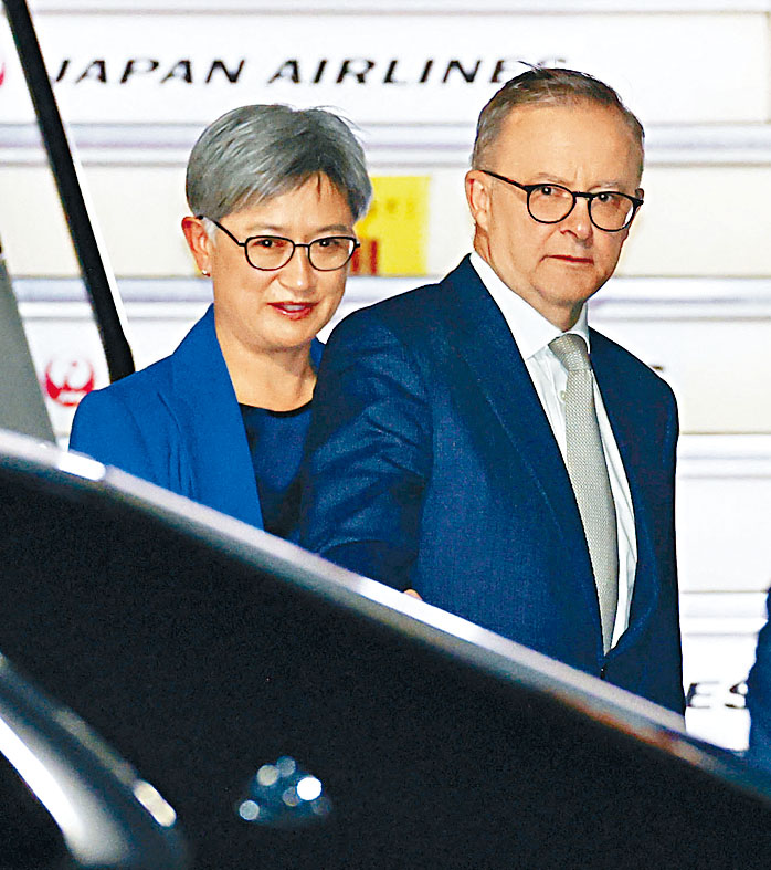 黃英賢(左)與阿爾巴內塞,周一抵達東京羽田機場。