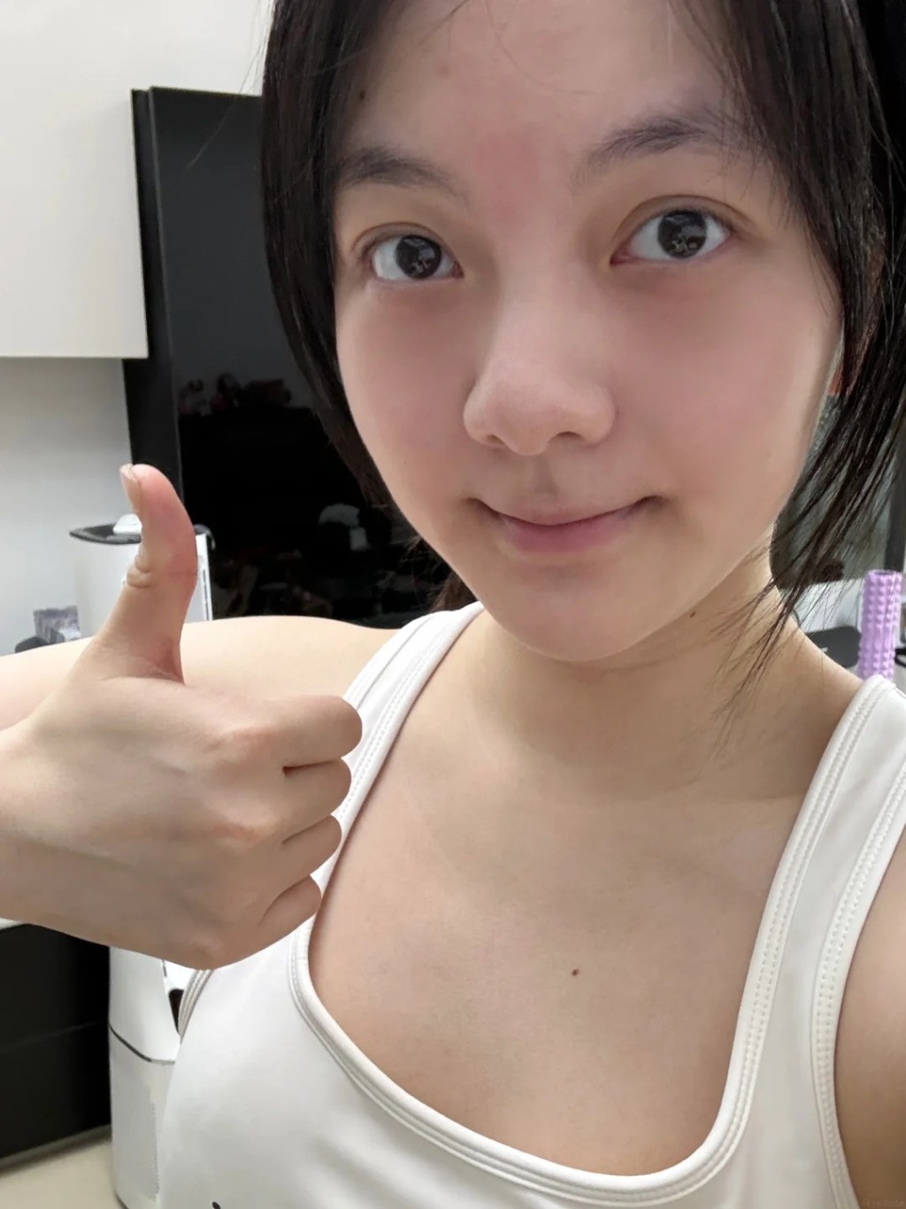由凌晨三点入睡改为十一点前就寝，博主“是不是小美”用长达四年的时间，成功令严重的黑眼圈与泪沟大逆转。