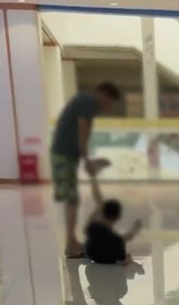 男子在商場對孩童連環施暴。抖音