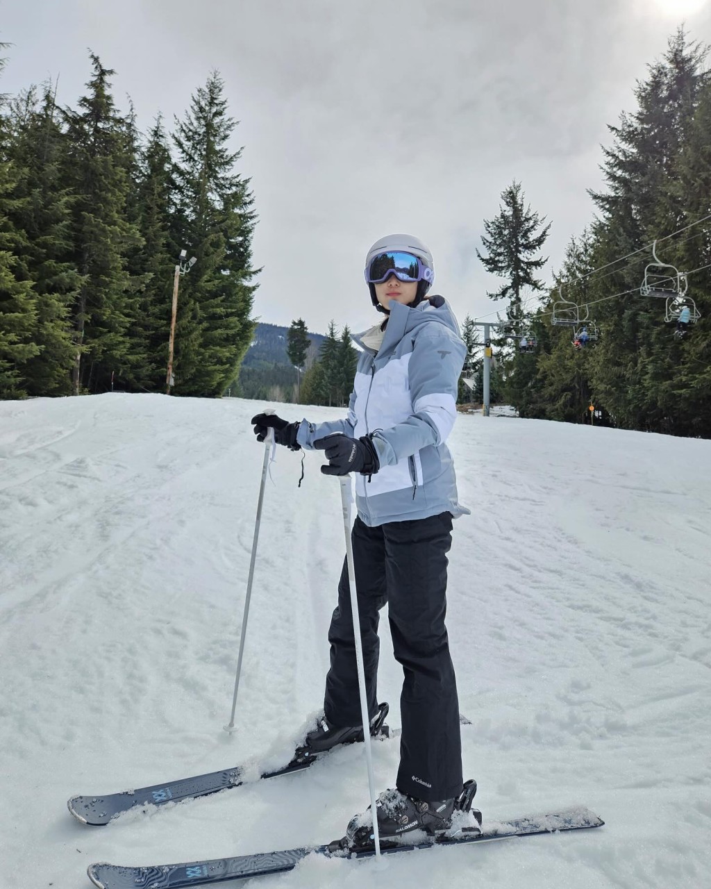 鍾嘉欣日前分享去滑雪的照片。