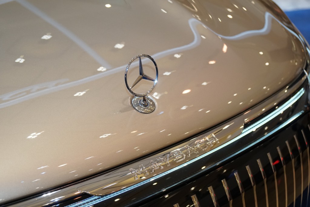 Mercedes-Maybach EQS SUV680引擎盖上直立的平治星徽标志。
