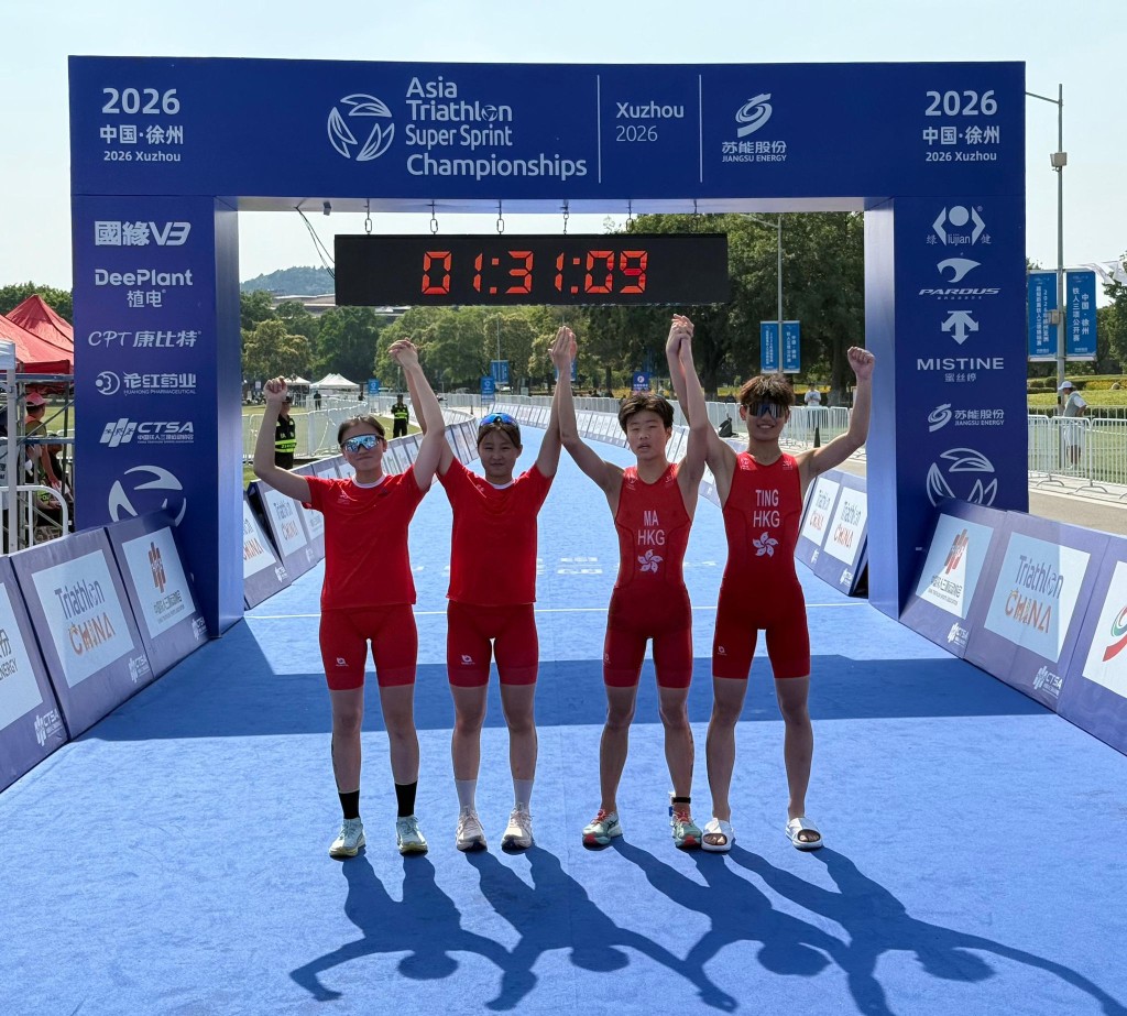 香港少年組隊伍奪混合接力賽銅牌。香港三鐵總會提供 香港少年組隊伍奪混合接力賽銅牌。香港三鐵總會提供