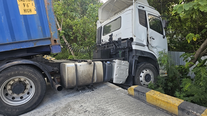 貨櫃車疑未拉手掣溜前，男子欲救車被輾過送院亡。
