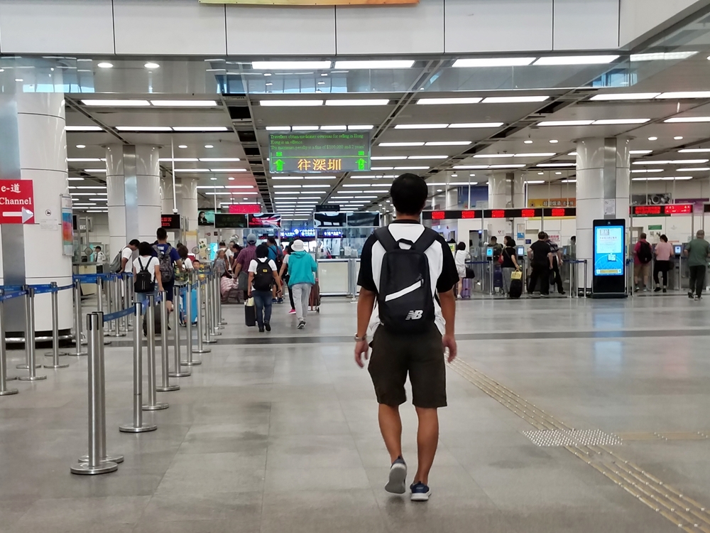 在位處深圳的新皇崗口岸採用「一地兩檢」。資料圖片