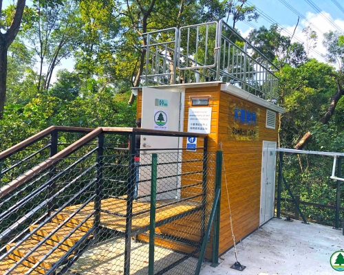 廁所外設太陽能板，以提供廁所所需的電能。香港郊野公園facebook圖片