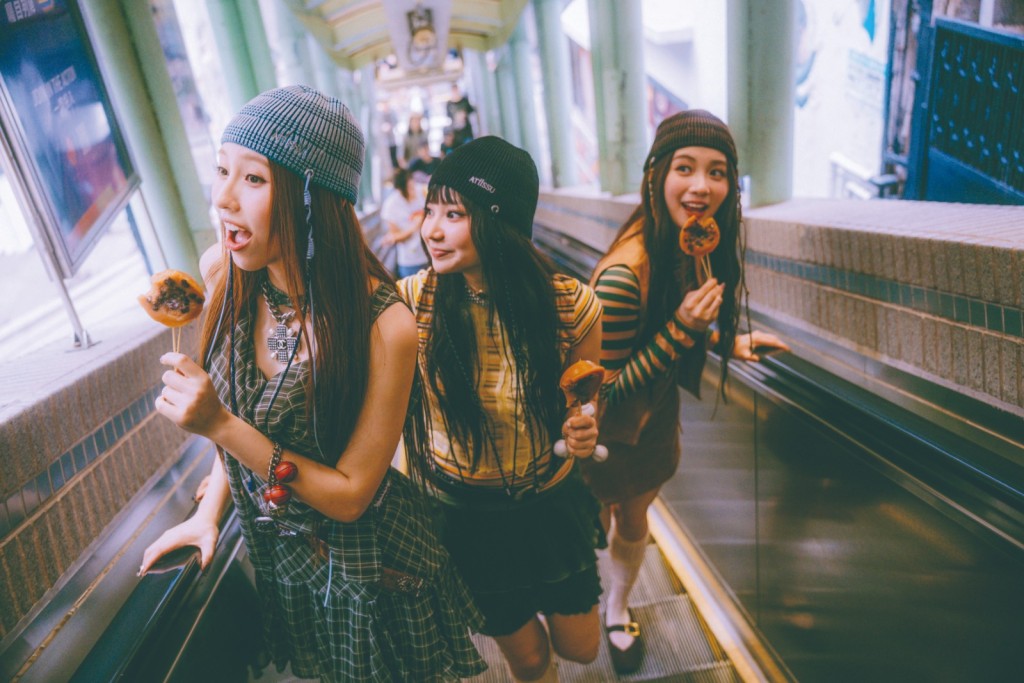 Ivy、Day、Candy（左至右）合體首次推出《After One More Bite》相集。
