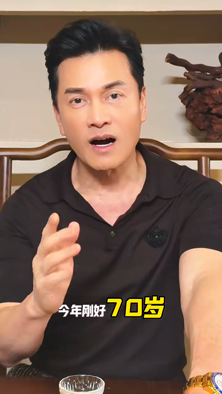呂良偉稱他的身份證年齡是70歲。 呂良偉稱他的身份證年齡是70歲。