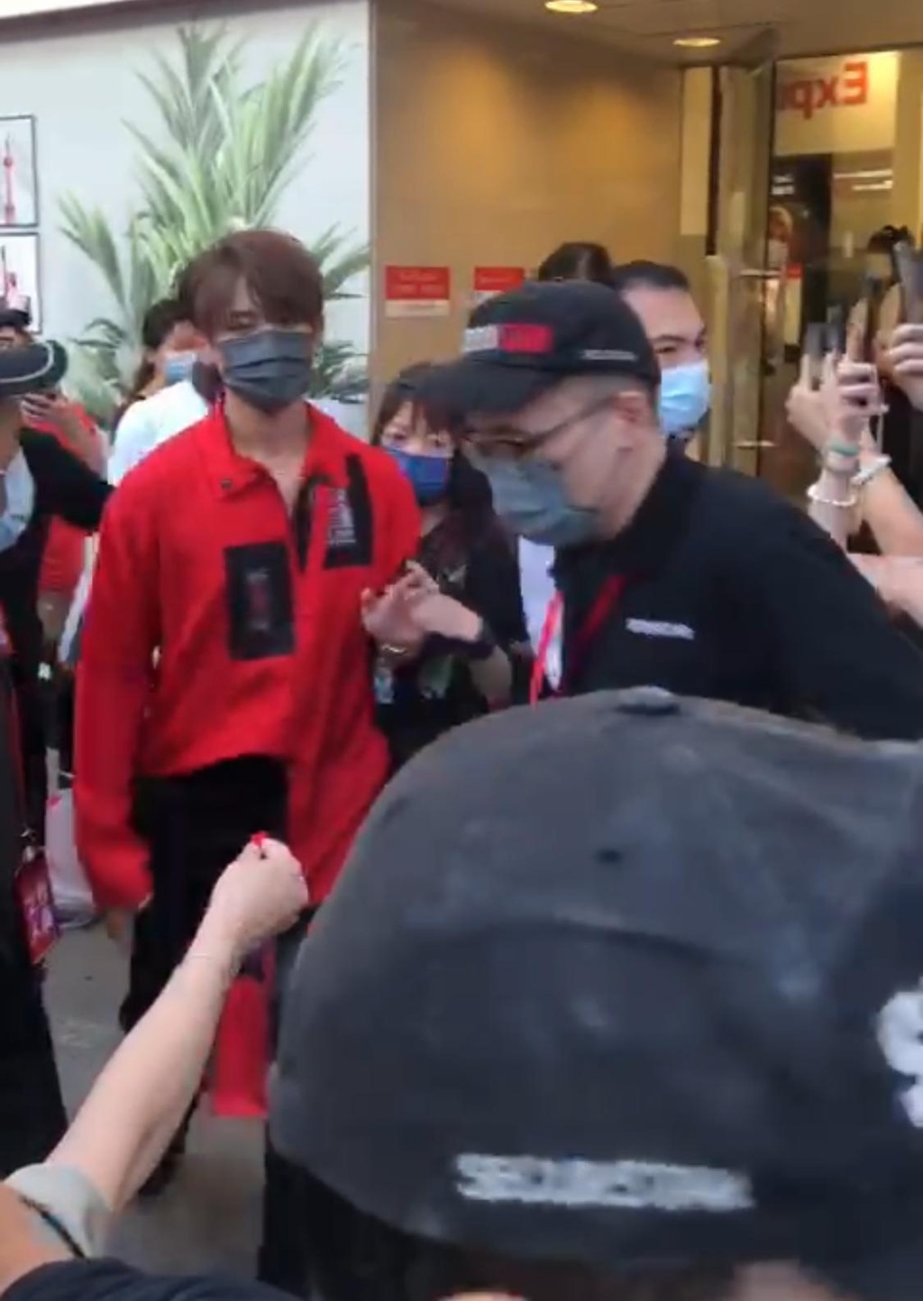 由保安員護送離開。