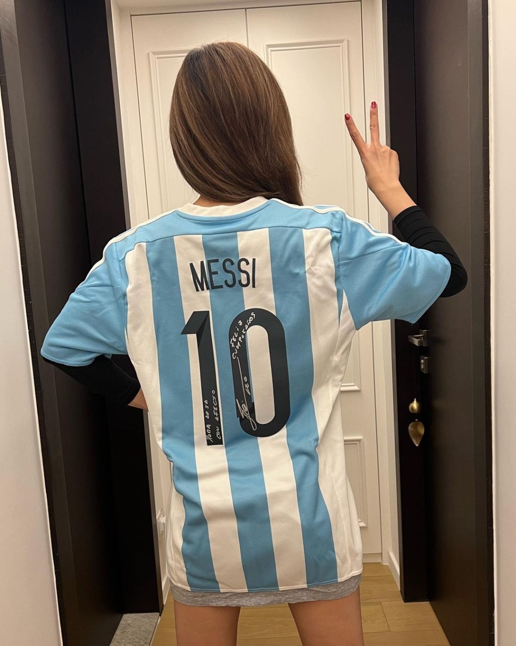 她更穿上該球衣力撐阿根廷。蔡卓妍IG