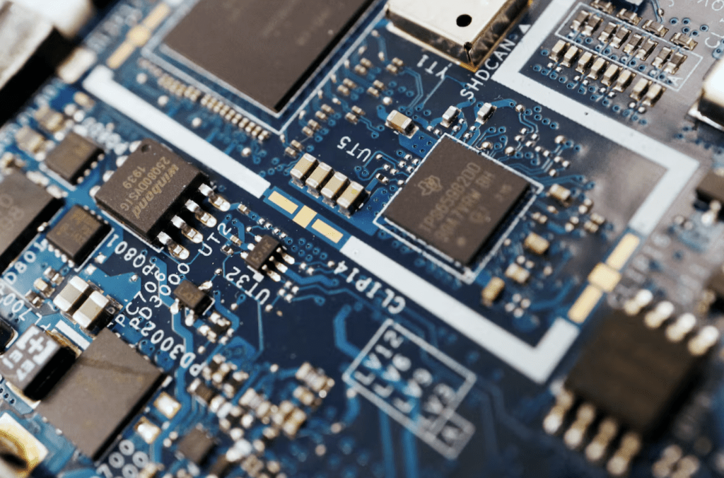 美国总统特朗普政府宣布，计划撤回拜登时代限制人工智能（AI）芯片出口的规定。路透社